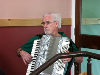 Derek Style accompanies the dancing on his accordian whilst looking appropriately anxous about the state of the dancers!