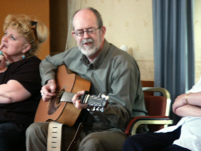 This time, Michael Coyle performs whilst it's Jan's turn to look thoughtful!